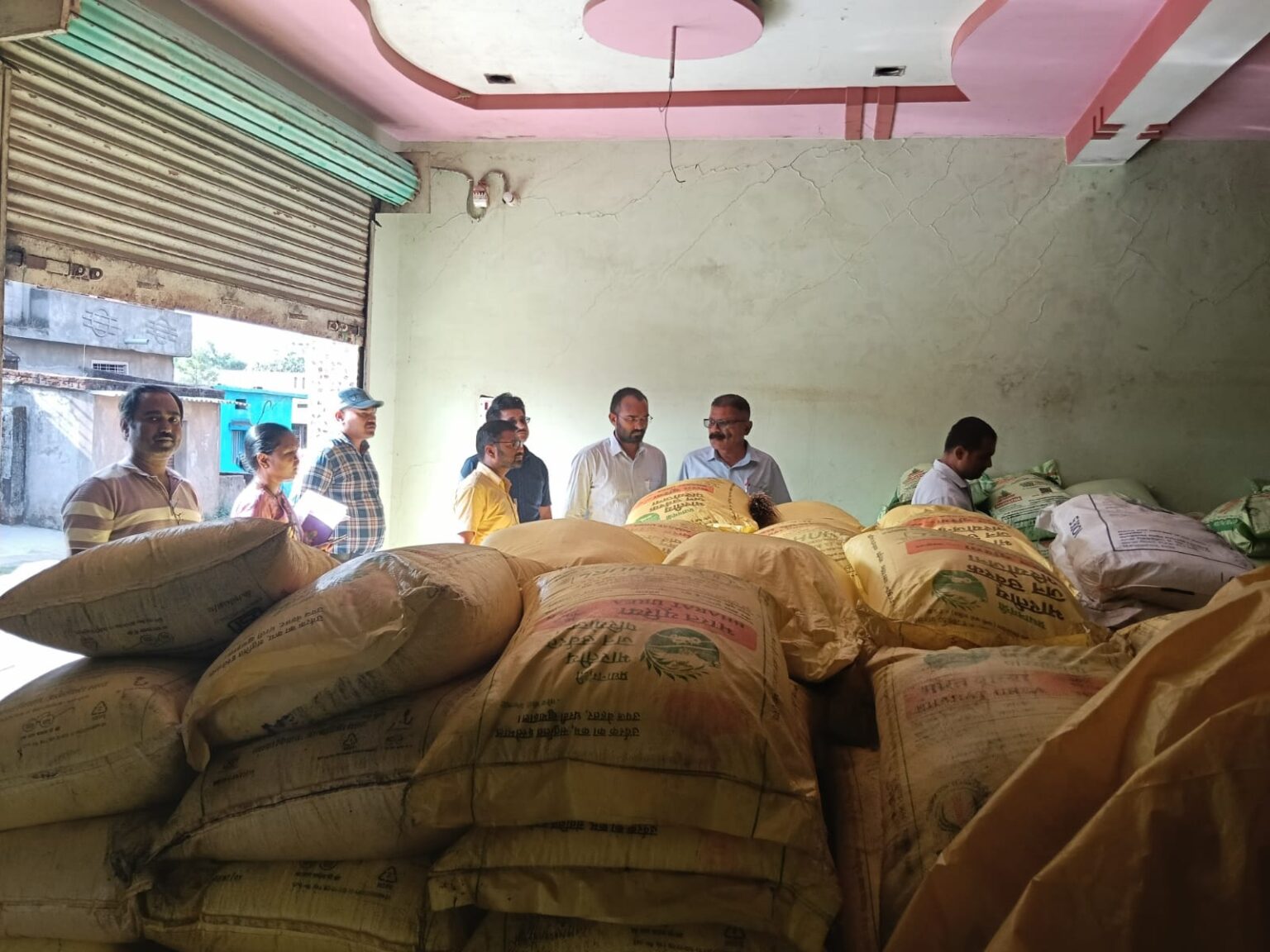 रघुनाथपुर में अवैध उर्वरक भंडारण पर बड़ी कार्रवाई: अघोषित गोदाम से 242 बोरी यूरिया-डीएपी जब्त