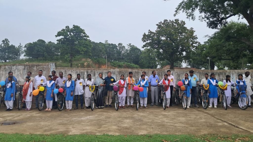उत्साह और उल्लास के साथ मनाया गया संकुल स्तरीय शाला प्रवेश उत्सव, नवप्रवेशी विद्यार्थियों का तिलक लगाकर किया स्वागत