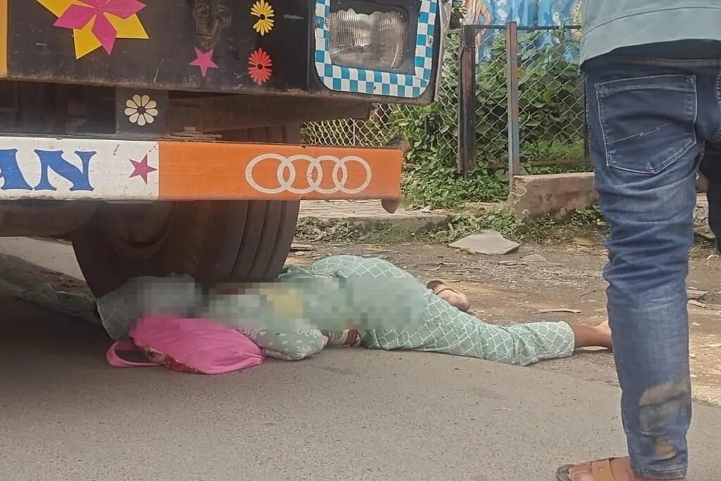 अंम्बिकापुर गड्ढे ने ली जान: गांधी चौक के पास ट्रक से कुचलकर महिला की दर्दनाक मौत