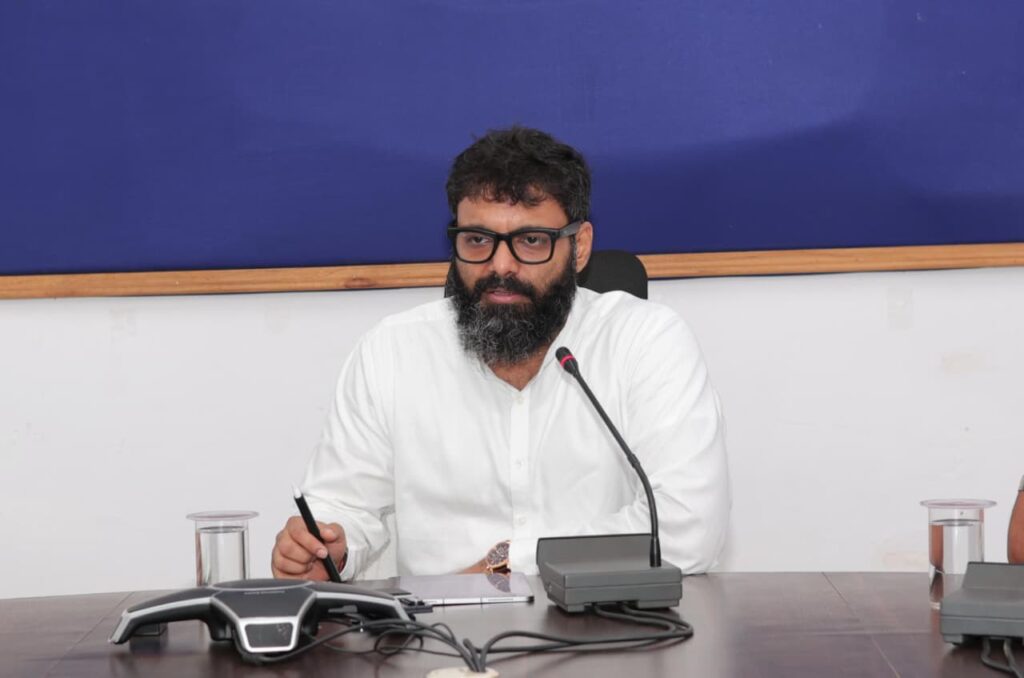 जशपुर कलेक्टर का सख्त निर्देश: समय पर आएं, बायोमेट्रिक अटेंडेंस लगाएं और ई-ऑफिस से करें काम