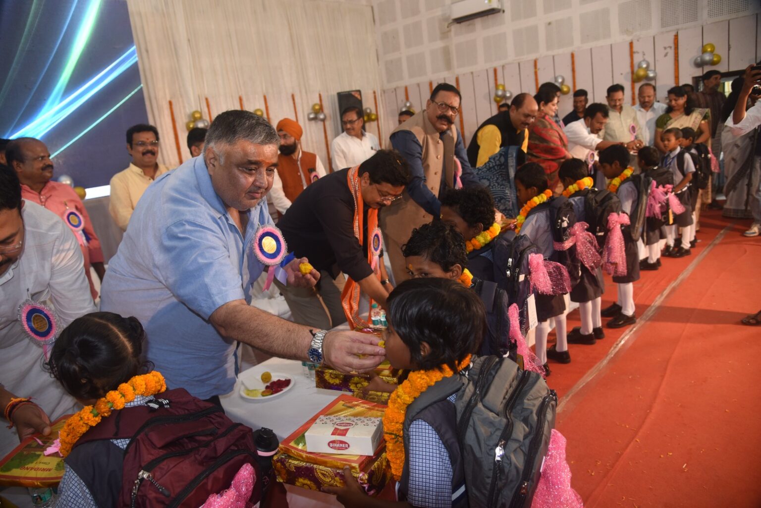अंबिकापुर में शाला प्रवेश उत्सव का भव्य आयोजन, घंटी बजाकर बच्चों का हुआ अनूठा स्वागत