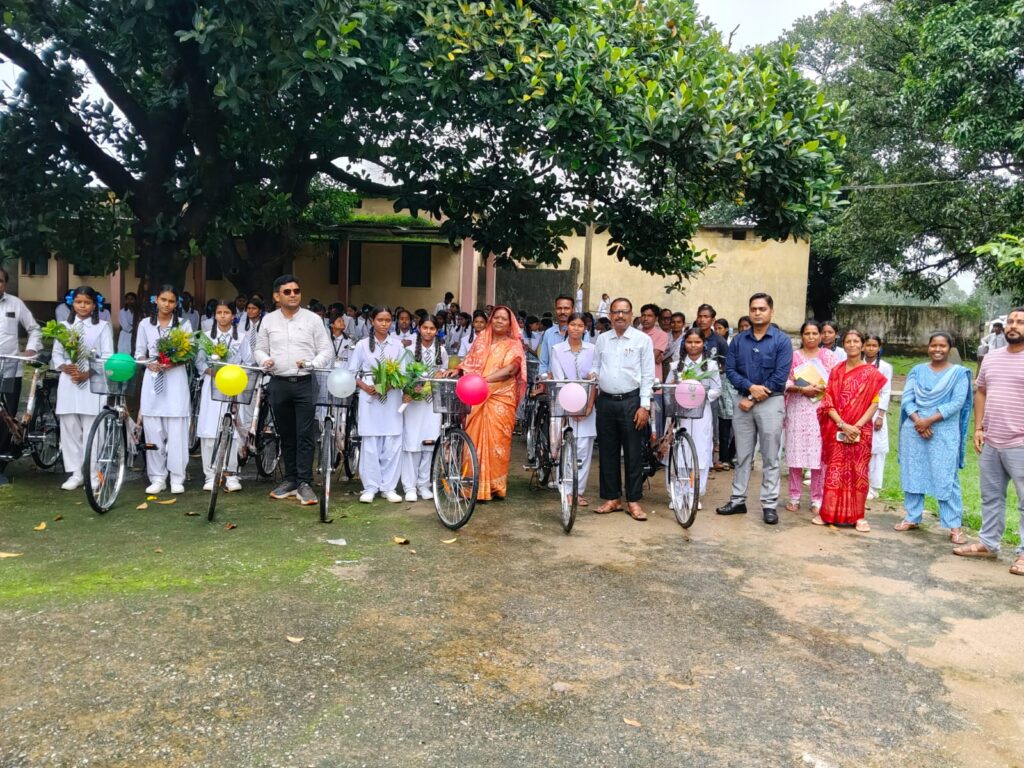 हायरसेकेण्डरी स्कुल चराईडांड में हुआ साईकिल वितरण