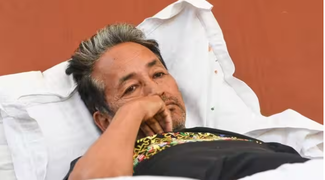 अनशन पर बैठे सोनम वांगचुक पर हमले की कोशिश, सीजेपी संस्थापक का दावा— ‘कुछ सामान फेंककर मारी गई चोट’