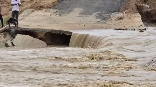 पहली ही बारिश में बहा सूरजपुर का नया रपटा: ग्रामीणों ने लगाया निर्माण में भ्रष्टाचार का आरोप, प्रशासन मौन