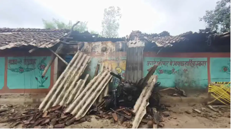 जमीन विवाद में शिक्षक की गला रेतकर हत्या, भड़के ग्रामीणों ने आरोपियों के घर को किया आग के हवाले ,दोनों आरोपी गिरफ्तार