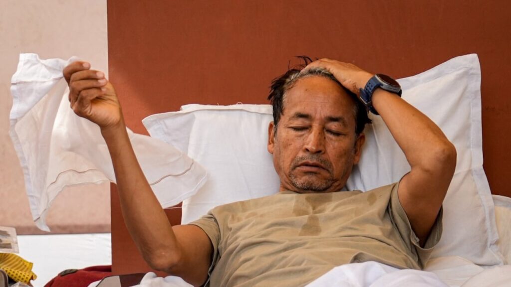 Sonam Wangchuk News: क्या पुलिस जबरन अनशन तुड़वा सकती है? जानिए कानून क्या कहता है Sonam Wangchuk News: क्या पुलिस जबरन अनशन तुड़वा सकती है? जानिए कानून क्या कहता है