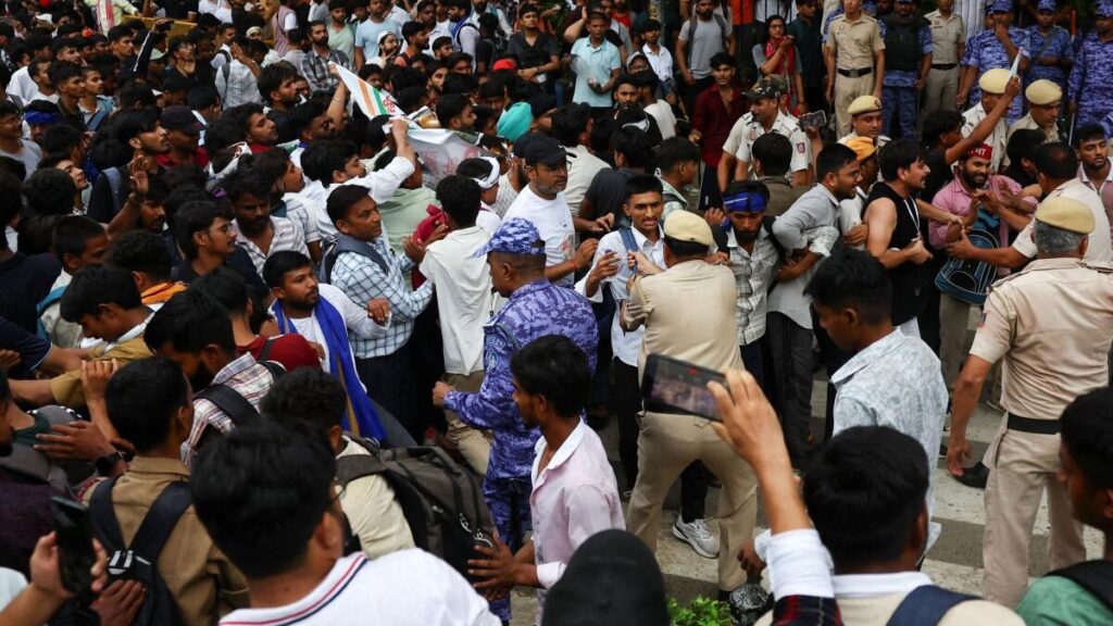 NEET Paper Leak Protest: संसद चलो मार्च में हिंसा, 170+ घायल; जानिए 20 जुलाई को दिल्ली में क्या हुआ NEET Paper Leak Protest: संसद चलो मार्च में हिंसा, 170+ घायल; जानिए 20 जुलाई को दिल्ली में क्या हुआ