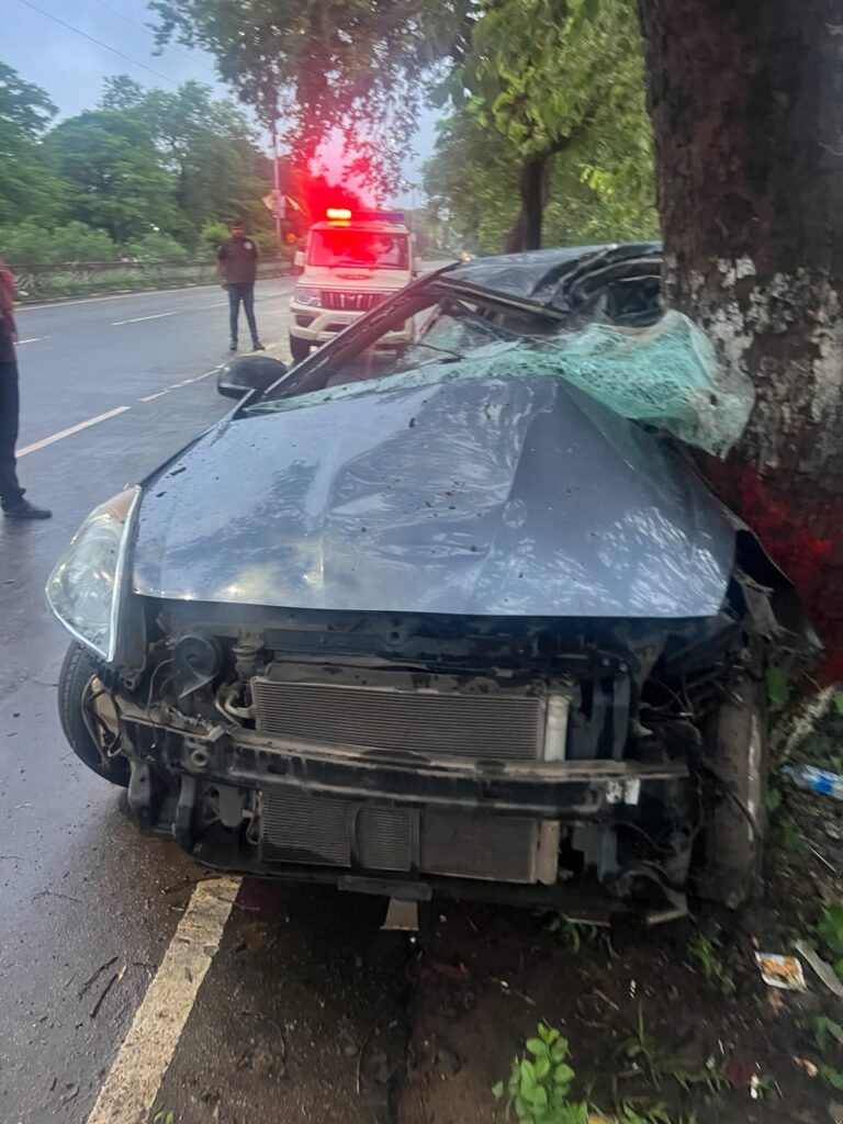 Bhilai Road Accident: सेंट्रल एवेन्यू रोड पर पेड़ से टकराई कार, दो युवकों की दर्दनाक मौत Bhilai Road Accident