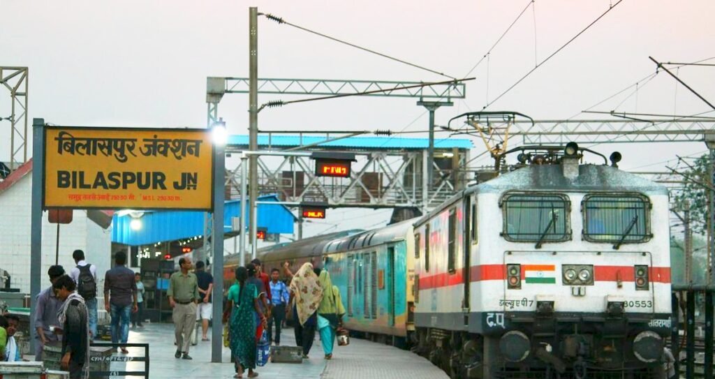 Bilaspur Railway News:ऑफ़ सीजन में भी जनरल कोच फुल, रोज़ 16 हजार यात्री बिना सीट सफर करने को मजबूर Bilaspur Railway News:ऑफ़ सीजन में भी जनरल कोच फुल, रोज़ 16 हजार यात्री बिना सीट सफर करने को मजबूर