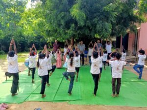 प्राथमिक विद्यालय डीपाटोली में विशेष योग सत्र आयोजित: भाजपा जिलाध्यक्ष भरत सिंह, अनुविभागीय अधिकारी और चार्टर्ड अकाउंटेंट ने किया योग