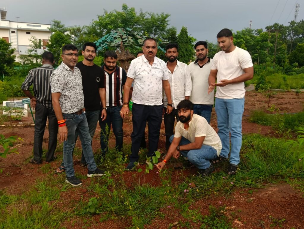 प्रदेश अध्यक्ष वीरेंद्र सिंह तोमर के जन्मदिन पर क्षत्रिय करणी सेना ने किया वृक्षारोपण,जिलाध्यक्ष सत्येंद्र सिंह की अगुवाई में जिला पदाधिकारियों ने किया पौधरोपण