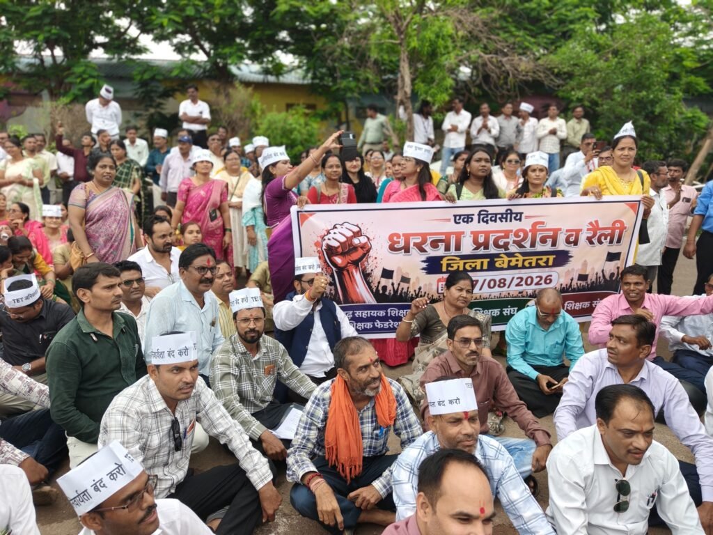 शिक्षकों ने जिला शिक्षा अधिकारी कार्यालय का किया घेराव : 3 किमी लम्बी रैली निकाल कर सेवा सुरक्षा की आवाज़ उठाई
