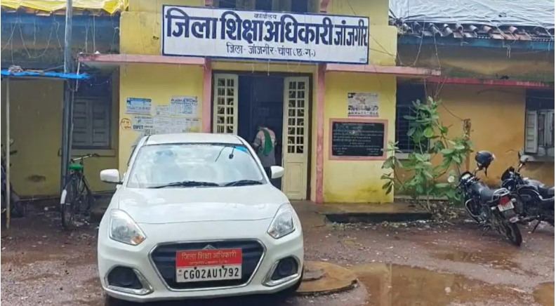 स्कूल में शिक्षिका की अजीबोगरीब हरकत: सोने की बाली चोरी होने पर बच्चों के सामने किया तंत्र-मंत्र, DEO ने जारी किया कारण बताओ नोटिस