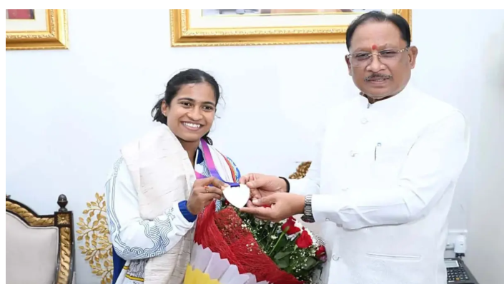 ग्लासगो कॉमनवेल्थ गेम्स में सिल्वर मेडल जीतने वाली ज्ञानेश्वरी यादव का सीएम हाउस में स्वागत, 30 लाख की राशि और आउट ऑफ टर्न DSP पद की घोषणा