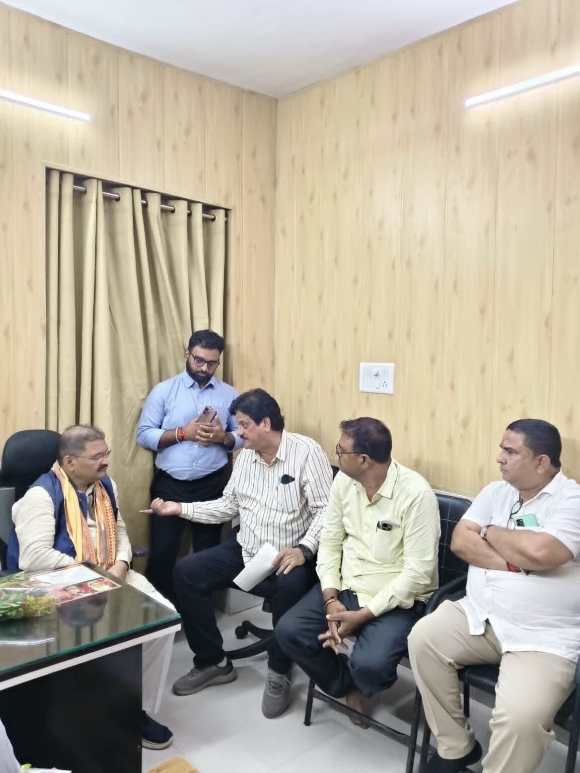 सेवारत शिक्षकों के लिए टीईटी की अनिवार्यता को समाप्त करने के संबंध में प्रदेश शिक्षक फेडरेशन एवं छत्तीसगढ़ सहायक शिक्षक समग्र शिक्षक फेडरेशन का प्रतिनिधि मंडल सांसद संतोष पांडे से मिला