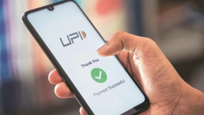 दुकानदार भुगतेगा या ग्राहक? ₹2,000 से ज्यादा के UPI पेमेंट पर मचे घमासान की असली इनसाइड स्टोरी