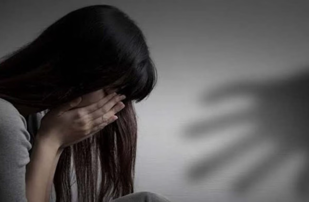 शिक्षक की शर्मनाक करतूत पर फूटा ग्रामीणों का गुस्सा: 5वीं की छात्रा से गलत हरकत और लापरवाही का आरोप, कलेक्टर-DEO से सख्त कार्रवाई की मांग