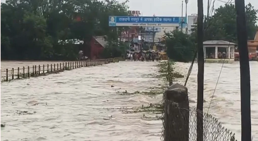 चक्रवाती बारिश का तांडव: रायपुर में महादेव घाट पुल डूबा, बस्तर में इंद्रावती उफान पर; जगदलपुर-बीजापुर NH-63 और रायपुर-अमलेश्वर मार्ग बंद, कुरुद में SDRF ने 40 लोगों को बचाया, 26 गांवों में बिजली गुल, केके लाइन पर लैंडस्लाइड से ट्रेनें ठप ,रेल व हवाई यातायात प्रभावित