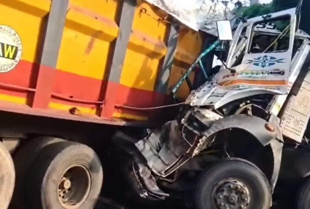 भीषण सड़क दुर्घटना में बालू लदे हाइवा के चालक और खलासी की मौके पर ही दर्दनाक मौत
