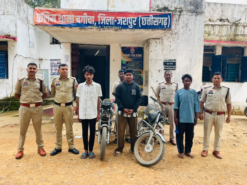 गिरदावरी कर रहे सर्वेयर को तलवार दिखाकर मोटरसाइकिल लूटने वाले 3 आरोपी गिरफ्तार, 4 अपचारी बालक भी अभिरक्षा में