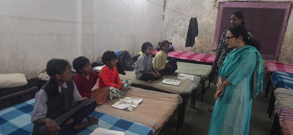 मोबाइल छोड़िए, किताब उठाइए.. रात में दूरस्थ छात्रावास पहुँचीं कलेक्टर, छात्राओं से हिंदी-अंग्रेजी की किताबें पढ़वाकर परखा पठन कौशल
